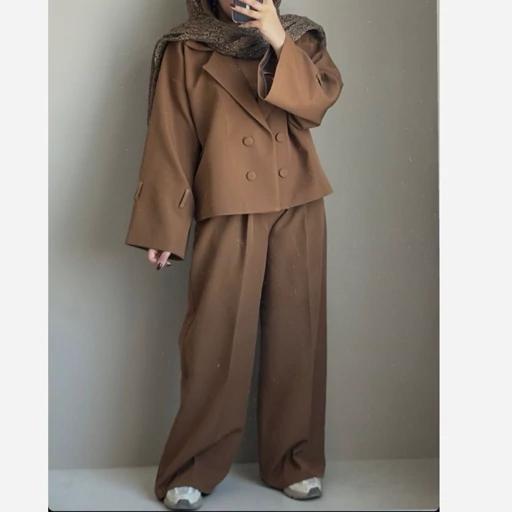 0QOMH7G5wQlbRrFOVUqJ29kuw1IzqE3ZhiGR7krrEM3mRdOqh8.jpg_512X512X70.jpg کت شلوار مجلسی عروسکی مازراتی آستین گره کرم قهوه ای سرمه ای رنگ بندی - تصویر 1