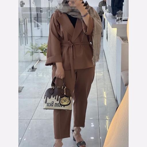 FXpHVLohkfu5MJcy0gm52et7nOxZNyemkoJjvEeY5XZ18xGZU9.jpg_512X512X70.jpg کت و شلوار زنانه سوپر مازراتی دوخت سفارشی - تصویر 1