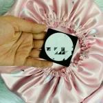ست روبالشتی کلاه خواب اسکرانچی ساتن ابریشم طرح قو صورتی - تصویر 4