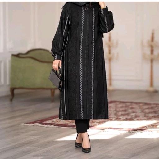 ami0PiAqKahs8pAShW09SWaG5djBPI0xszOAP0DmL4PHLipMeI.jpg_512X512X70.jpg مانتو بلند مجلسی زنانه ( ژاکارد طرح دار ) سایز 36 تا 60 عیدانه مدل ملین - تصویر 1